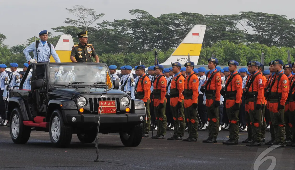 Panglima TNI Jenderal TNI Moeldoko (kedua dari kiri) melakukan inspeksi pasukan jelang  upacara serah terima jabatan KASAU di Lanud Halim Perdanakusuma, Jakarta, Kamis (15/1/2015). (Liputan6.com/Herman Zakharia)