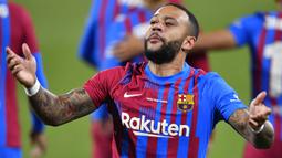 Pada awal babak pertama, Barcelona langsung tampil menyerang. Gol cepat terjadi ketika laga baru berjalan tiga menit lewat rekrutan anyar mereka, Memphis Depay. Ia sukses mengkonversi umpan Yusuf Demir untuk mengubah papan skor menjadi 1-0. (Foto: AFP/Pau Barrena)