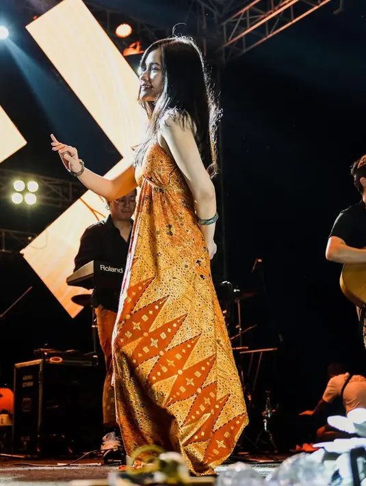 Fanny Soegi terlihat anggun saat manggung mengenakan busana batik panjang. Penyanyi dibalik lagu Asmaralibrasi yang trending ini selalu mengenakan busana dengan motif etnik dan batik. (Instagram/@fannysoegi)