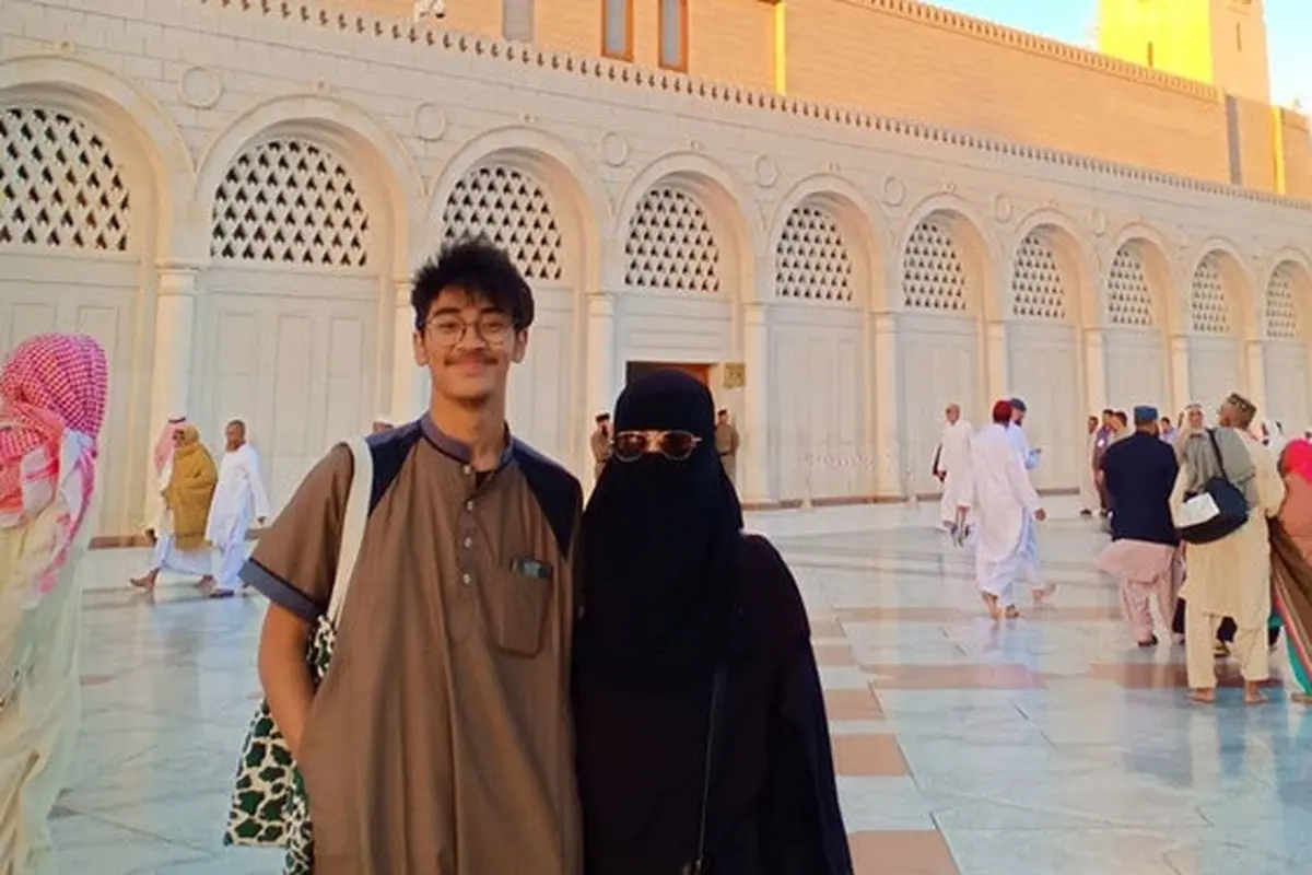5 Potret Kedekatan Abidzar dengan Umi Pipik, Selalu Mesra