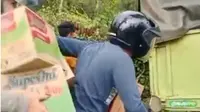 Miris, Bukan Menolong Warga Malah Menjarah Mi Instan dari Truk yang Terperosok di Jalanan Banyuasin