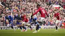Striker Manchester United, Marcus Rashford mencetak gol kedua timnya lewat eksekusi penalti ke gawang Everton pada laga pekan ke-28 Premier League 2023/2024 di Old Trafford Stadium, Manchester, Sabtu (9/3/2024). (AP Photo/Dave Thompson)