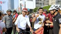 Presiden Joko Widodo (Jokowi) saat bersepeda di car free day (CFD) kawasan Thamrin dan Bundaran Hotel Indonesia (HI), Minggu (14/7/2024). (Dok. Istimewa)