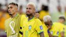 Penyerang Brasil Neymar menangis pada akhir perempat final Piala Dunia 2022 saat menghadapi Kroasia di Stadion Education City, Sabtu (10/12/2022) dini hari WIB. Langkah Brasil terhenti di babak perempatfinal Piala Dunia 2022 usai dikalahkan Kroasia lewat drama adu penalti. (AP Photo/Darko Bandic)