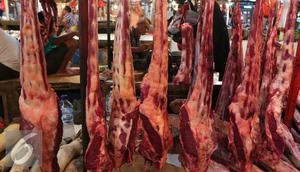 Sejumlah daging sapi yang siap dijual di Pasar Senen, Jakarta, Jumat (5/8). Pemerintah mencabut ketentuan kewajiban importir daging untuk menyerap daging lokal sebanyak tiga persen dari total kuota impor yang diperoleh. (Liputan6.com/Angga Yuniar)