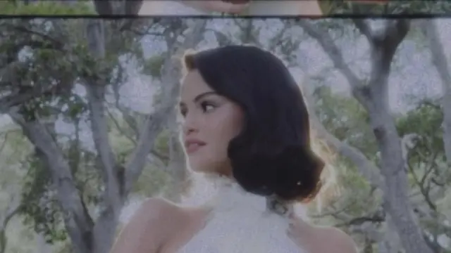 Selena Gomez Resmi Menikah dengan Benny Blanco, Tampil Anggun dalam Gaun Halter dengan Punggung Terbuka Ralph Lauren