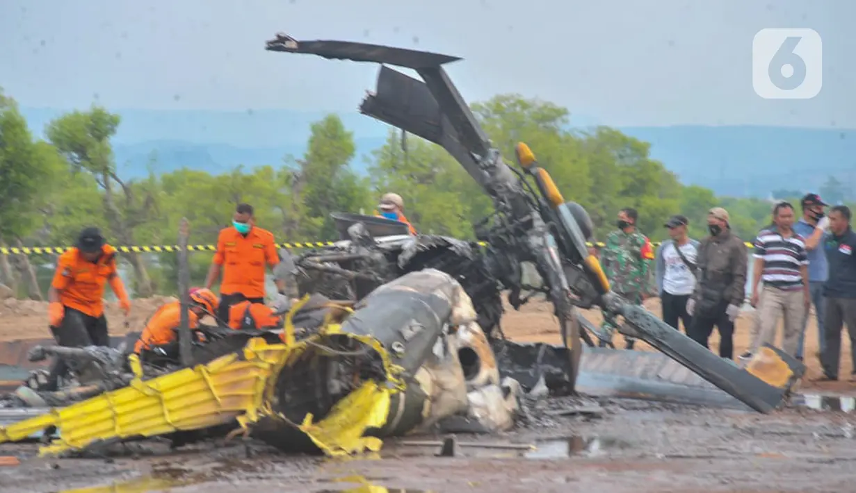 Petugas memeriksa helikopter MI-17 v 5 HA 5142 milik TNI Angkatan Darat (AD) yang terjatuh dan meledak di kawasan industri Kendal, Jawa Tengah, Sabtu (6/6/2020). Kepala Dinas Penerangan TNI AD Brigjen TNI Nefra Firdaus menyatakan, helikopter tersebut sedang melakukan latihan. (Liputan6.com/Gholib)