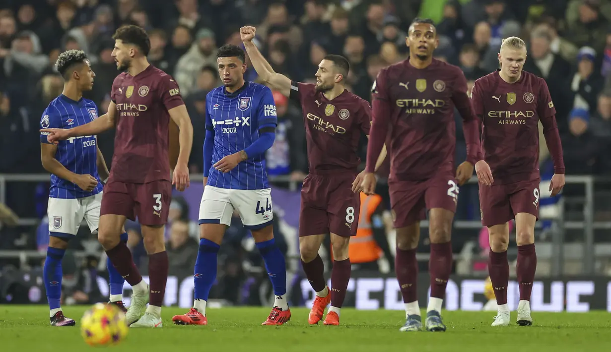 Pemain Manchester City, Mateo Kovacic (tengah) merayakan golnya ke gawang Ipswich Town pada laga lanjutan Liga Inggris 2024/2025 di Portman Road, Ipswich, Inggris, Senin (20/01/2025) dini hari WIB. (AP Photo/Ian Walton)