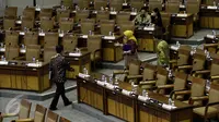 Sejumlah anggota DPR  usai rapat paripurna ke-27 masa persidangan V tahun 2015-2016 di Komplek Parlemen Senayan, Jakarta, Jumat (20/5). Rapat yang membahas RAPBN Tahun Anggaran 2017 itu hanya dihadiri 214 dari 578 anggota dewan. (Liputan6.com/Johan Tallo)