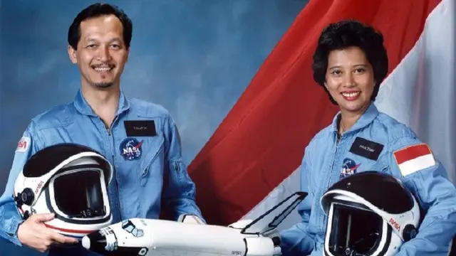 Astronot Indonesia Taufiq Akbar (kiri)  dan Pratiwi Sudarmono (kanan). Sayang keduanya batal terbang ke luar angkasa.