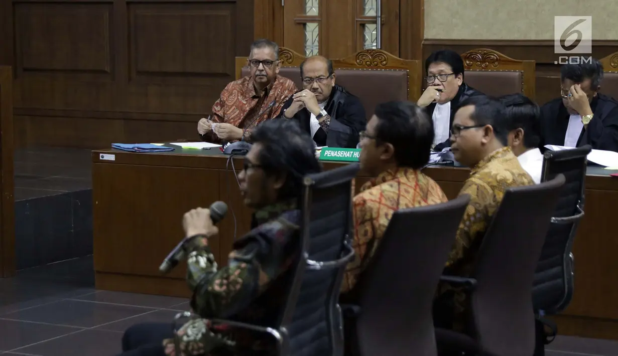Terdakwa kasus dugaan suap proyek PLTU Riau-1 yang juga mantan Dirut PLN, Sofyan Basir (kiri) menyimak keterangan saksi saat menjalani sidang lanjutan di Pengadilan Tipikor, Jakarta, Senin (15/7/2019). Sidang beragendakan mendengar keterangan saksi-saksi. (Liputan6.com/Helmi Fithriansyah)