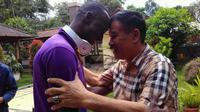 Makan Konate temu kangen dengan manajer Persib Bandung, Umuh Muchtar, Selasa (6/12/2016). (Bola.com/Erwin Snaz)