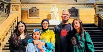 Liburan ke Paris, Ahmad Dhani dan Mulan Jameela pun membawa ketiga anak good looking mereka. Tiara tampil serba hitam dengan cardigan dipadu celana panjang, Safeea tampil dengan hoodie hijau dipadu celana pendek denim. Dan Ali mengenakan atasan kemeja denim. [@mulanjameela1]