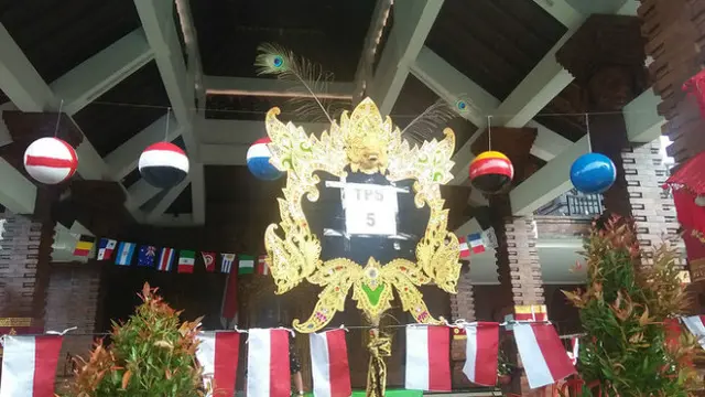 Dalam perhelatan Pilkada kali ini terlihat pemandangan unik di sejumlah Tempat Pemungutan Suara (TPS).