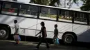 Warga berjalan melintas di depan pasar bus 'Sacolao' di Santa Teresa di Rio de Janeiro, Brasil, Selasa (7/7/2015). Pasar bus ini menjual sayur dan buah-buahan dengan harga yang terjangkau. (REUTERS/Pilar Olivares)