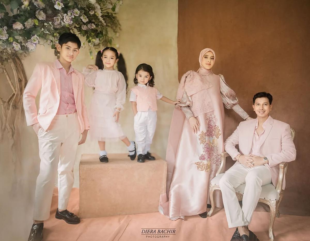 Pemotretan Terbaru Keluarga Sonny Septian dan Fairuz A Rafiq, Tampil Kompak dengan Busana Senada