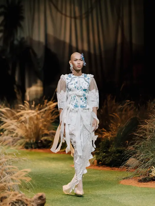 Koleksi 'Ingatan' ini terdiri dari 45 set rancangan, dipresentasikan dalam gelaran show di Grand Ballroom Hotel Mulia Senayan, Jakarta. Foto: Document/TOTON.