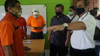 Kemensos menyalurkan bantuan sosial tunai (BST) kepada 154 keluarga  di desa Jayanti Kabupaten Tangerang. (Pramita/Liputan6.com)