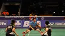 Ganda campuran Indonesia Tontowi Ahmad dan Liliyana Natsir mengembalikan kok ke arah ganda campuran Hongkong Lee Chun Hei Reginald dan Chau Hoi Wah saat Indonesia Open Superseries Premier 2015, Jakarta, Selasa (2/6/2015). (Liputan6.com/Andrian M Tunay)