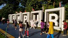 Maskot Piala Dunia 2022, La'eeb, menyapa warga yang sedang berolahraga di Lapangan Sempur, Bogor. (Procomm Surya Citra Media)