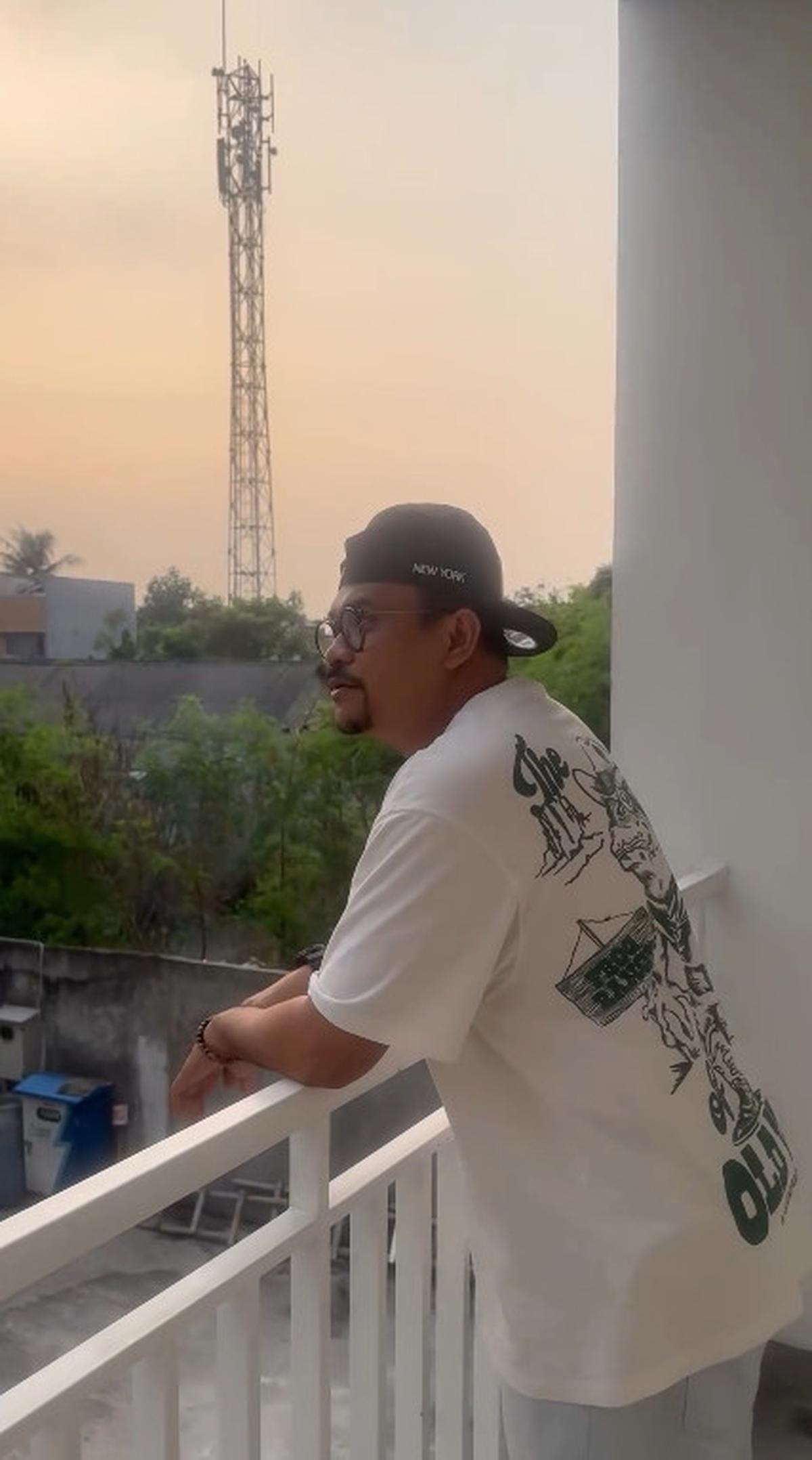Kehadiran balkon dalam rumah baru Ebel menambah kesan lengkap dan memperkaya fasilitas huniannya, memberikan ruang tambahan untuk bersantai dan mencari inspirasi.<br>
