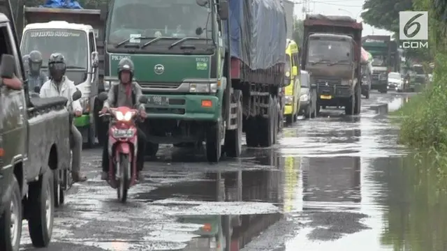 Tingginya intensitas hujan beberapa hari terakhir ini. Membuat jalan Poros Pantura Di Lamongan, Jawa Timur. Banyak berlobang-lobang.