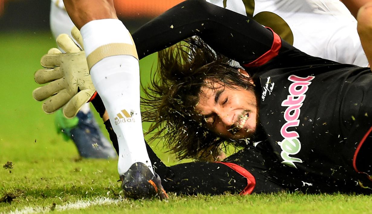 Aksi kiper Genoa, Mattia Perin saat menghadang sepakan pemain AC Milan, Carlos Bacca pada lanjutan Serie A Italia di  Luigi Ferraris stadium,  Genoa, Rabu (25/10/2016) dini hari WIB.  (AFP/ Giuseppe Cacace)