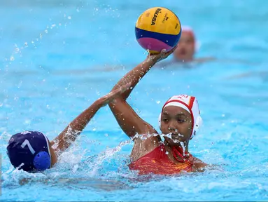 Pemain Jawa Barat, Hanna Firdaus (kiri) berusaha menghalangi pemain DKI Jakarta pada final polo air PON XIX di Kolam Renang Si Jalak Harupat, Kab Bandung, Senin (26/9/2016). DKI Jakarta unggul dengan skor 14-8. (Liputan6.com/Helmi Fithriansyah)