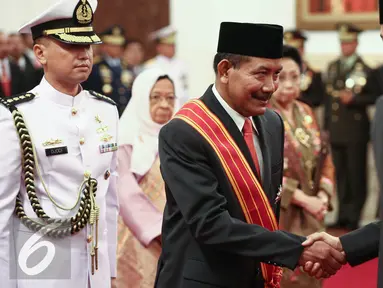 Presiden Joko Widodo menjabat tangan Jenderal Polisi (purn) Badrodin Haiti usai memberikan tanda kehormatan di Istana Negara, Jakarta, Senin (15/8). Liputan6.com/Faizal Fanani)