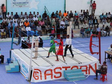 Petinju Somalia bertanding di atas ring di Stadion Wish, Mogadishu pada 15 November 2018. Setelah lebih dari tiga dekade, Somalia kembali menggelar kejuaraan tinju yang berlangsung selama tiga hari dan selesai pada Minggu (8/11). (Abdirazak Hussein FARAH