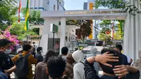 Aliansi Masyarakat Peduli Korupsi Banggai Gelar Aksi di Depan Kejati Sulteng