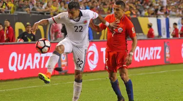 Bek Kolombia, Jeison Murillo (kiri) saat menahan bola dari penyerang Chile Alexis Sanchez pada pertandingan semifinal Copa America Centenario 2016 di Soldier Field, AS, (22/6). Chile menang dengan skor 2-0. (Dennis Wierzbicki/ USA TODAY Sports)