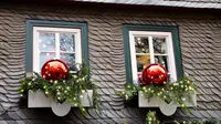 Tak cuma pasang pohon Natal, perayaan Natal juga identik dengan kesibukan mendekorasi rumah.