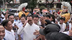 Gubernur DKI Jakarta Anies Baswedan disambut relawan saat tiba menghadiri peresmian Roemah Djoeang di Kebayoran Baru, Jakarta, Minggu (29/7). Roemah Djoeang didirikan sebagai markas untuk memenangkan Prabowo di Pilpres 2019. (Merdeka.com/Iqbal S Nugroho)