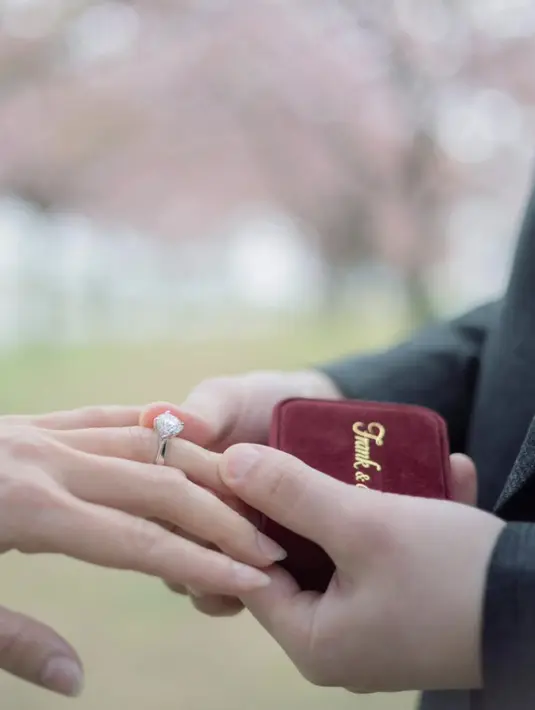 Cincin tunangan yang memiliki value mendekati 2 milyar Rupiah ini dikurasi khusus untuk Luna Maya sesuai dengan permintaan Maxime Bouttier sebagai tanda komitmen mendalamnya, demi sesuatu yang lebih bermakna. [Foto: Instagram/ derai.studio]