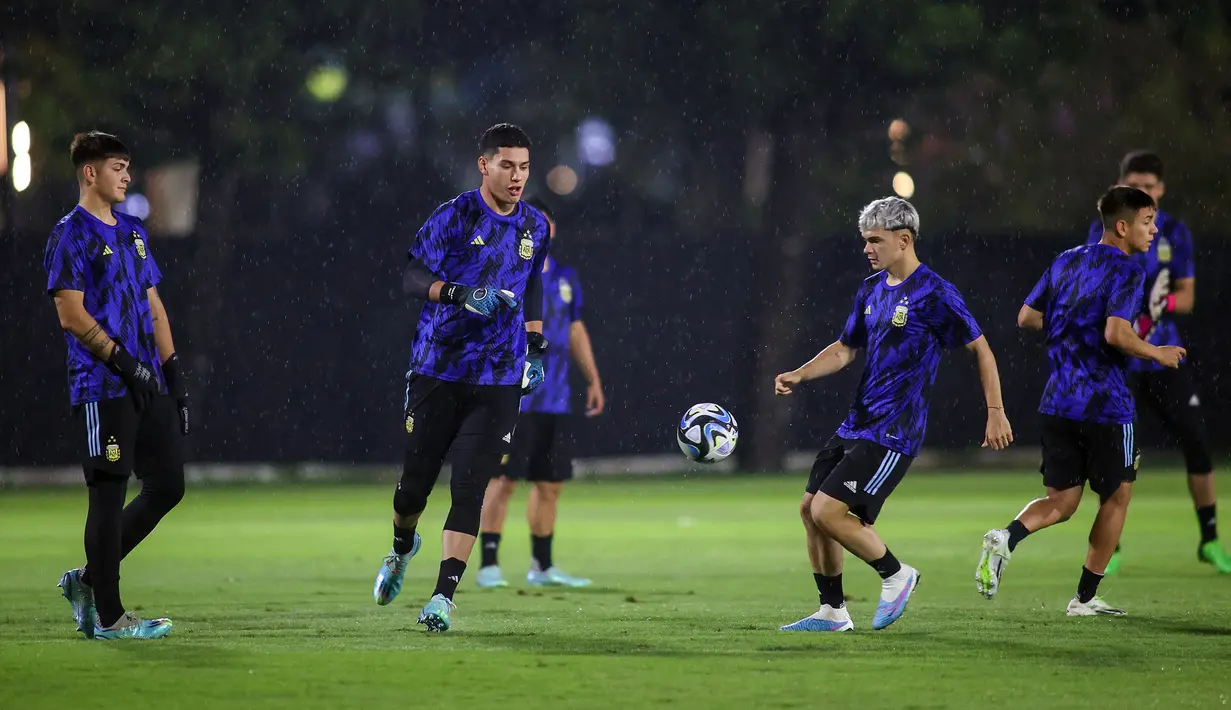 Pemain Argentina melakukan sesi latihan jelang menghadapi Polandia pada pertandingan sepak bola Grup D Piala Dunia U-17 2023 di Jakarta, Kamis (16/11/2023). Argentina wajib menang saat bertemu Polandia pada partai terakhir Grup D Piala Dunia U-17 2023 tersebut jika ingin lolos ke babak 16 besar. (Doc. LOC WCU17/BRY)