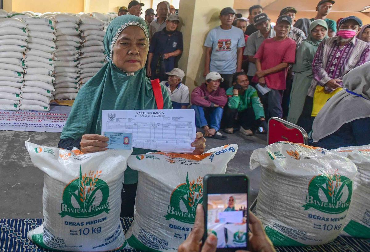 FOTO: Bantuan Beras 20 Kg Dibagikan Serentak di Depok, Warga Antusias
