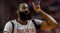 Guard Houston Rockets, James Harden, memperlihatkan gestur angka tiga setelah memasukkan tembakan tiga angka saat menghadapi San Antonio Spurs pada Gim 4 Semifinal Wilayah Barat di San Antonio, Minggu (7/5/2017). (AP Photo/Eric Christian Smith)