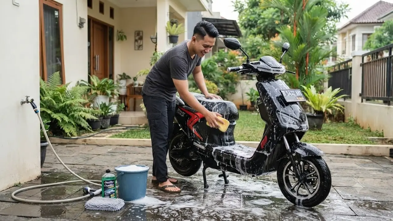 Cara Aman Mencuci Motor Listrik di Rumah (AI Generated)