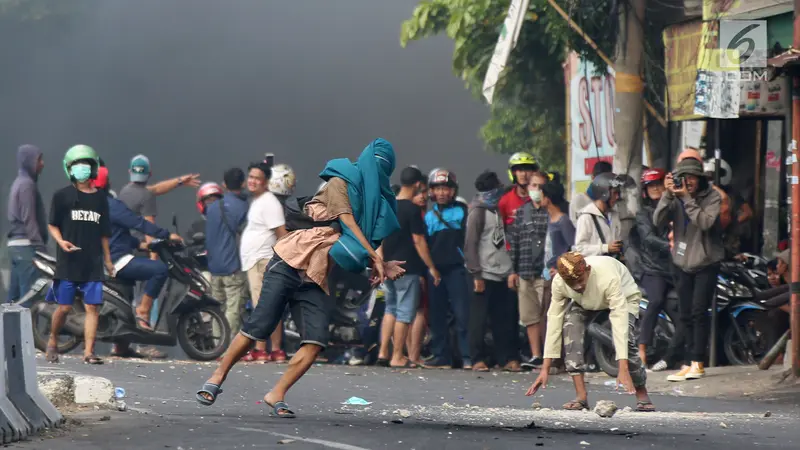 Massa Perusuh di Slipi Lempari Polisi dengan Batu