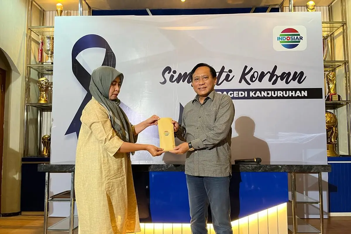 Dirut Indosiar Imam Sudjarwo  menyerahkan tali asih korban tragedi Kanjuruhan. (Istimewa)