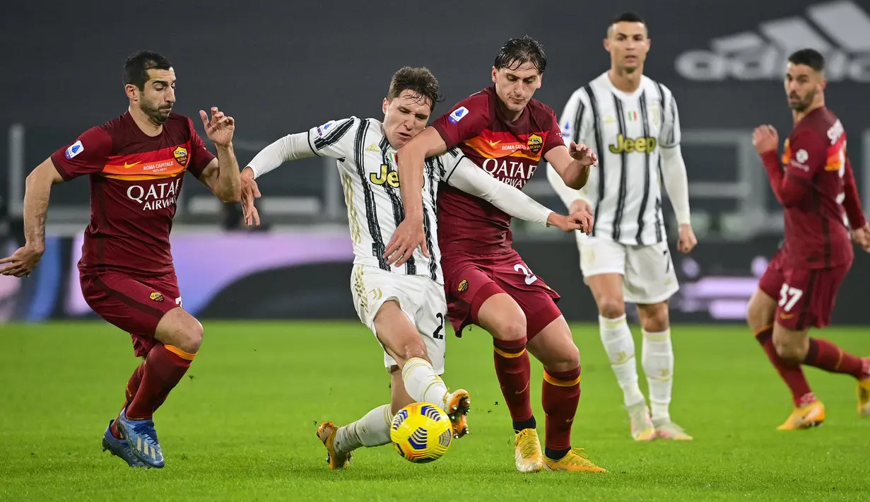 Penyerang Juventus, Federico Chiesa terjebak di antara pemain AS Roma Henrikh Mkhitaryan dan Marash Kumbulla pada pekan ke-21 Liga Italia di Allianz Stadium, Minggu dinihari (7/2/2021). Kemenangan Juventus ditentukan Ronaldo dan gol bunuh diri bek Roma, Roger Ibanez. (Fabio Rossi/LaPresse via AP)