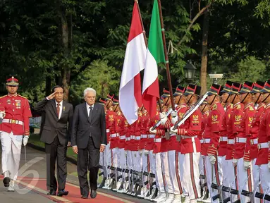 Presiden Jokowi dan Presiden Italia Sergio Mattarela saat melewati barisan upacara penyambutan di Istana Merdeka, Jakarta, (9/11/2015). Kunjungan Presiden Mattarella untuk meningkatkan kerja sama ekonomi antara kedua negara. (Liputan6.com/Faizal Fanani)