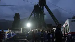 Kerabat penambang yang hilang berkumpul di depan tambang milik negara TTK Amasra Muessese Mudurlugu di Amasra, di provinsi pesisir Laut Hitam Bartin, Turki, Sabtu (15/10/2022). Sebuah ledakan terjadi Jumat malam di tambang batu bara dan penyelamatan upaya dilanjutkan. (AP/Khalil Hamra)