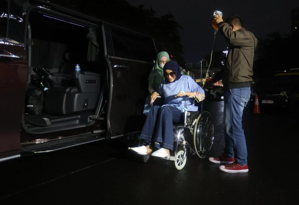 FOTO:  Berkursi Roda, Dokter Detektif Penuhi Panggilan Polres Jakarta Selatan