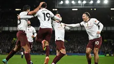 Striker Manchester City #19 Julian Alvarez (kedua kiri) berselebrasi dengan rekan setimnya setelah mencetak gol ke gawang Everton dalam laga Premier League 2023/2024 pekan 19 di Goodison Park, Kamis (28/12/2023) dini hari WIB. (Paul ELLIS / AFP)