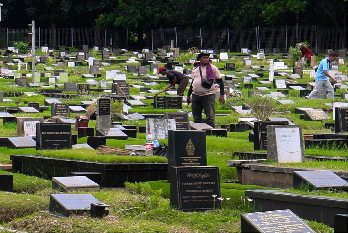 FOTO: Jakarta Krisis Makam: Warga Terpaksa Gunakan Sistem Tumpang
