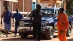 Pasukan keamanan Mali mengevakuasi dua wanita yang menjadi sandera di Hotel Radisson Blu di Bamako, Jumat (20/11). Kelompok militan Islam menyerbu hotel mewah tersebut dan  menyandera lebih dari 100 orang tamu serta staf hotel. (AFP PHOTO/Habibou Kouyate)