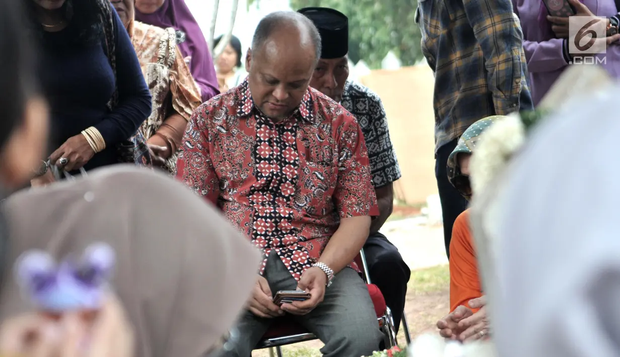 Putra pertama Presiden ke-3 RI BJ Habibie, Ilham Akbar Habibie saat berziarah ke makam kedua orangtuanya di TMP Kalibata, Jakarta, Minggu (15/9/2019). Ilham memanjatkan doa bersama warga yang turut datang berziarah. (merdeka.com/Iqbal Nugroho)