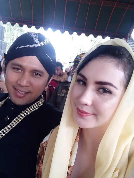 Seperti yang diketahui, Emil Dardak merupakan seorang politisi. Ia pernah menjabat sebagai Bupati Trenggalek pada 2016-2019. Setelah itu, di tahun 2019 Emil menjadi Wakil Gubernur Jawa Timur hingga sekarang. Arumi pun setia mendampingi sang suami. (Instagram/arumi_arumi_94)